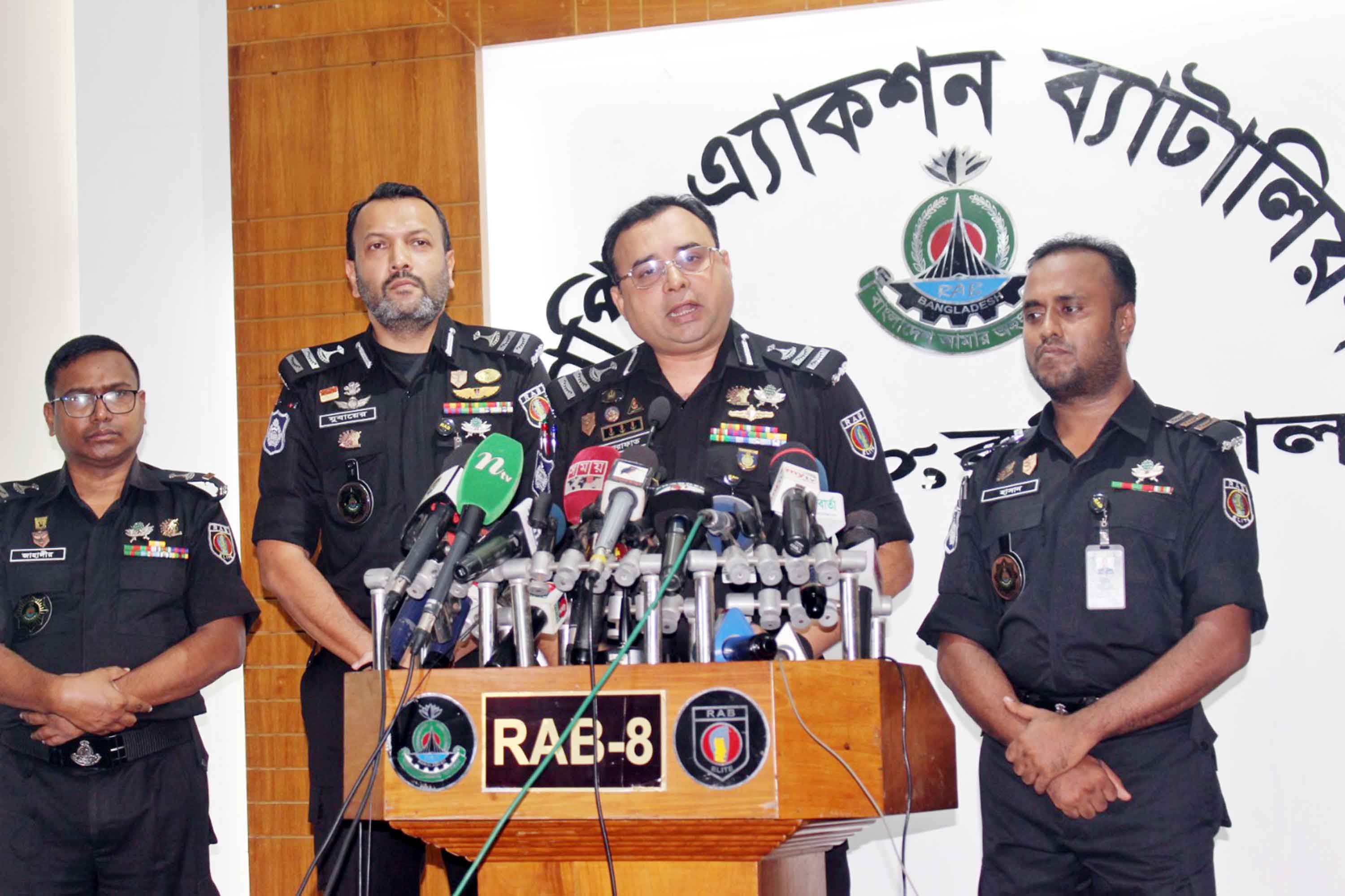 বরিশালের্ যাবের অভিযানে ৮ ডাকাত আটক