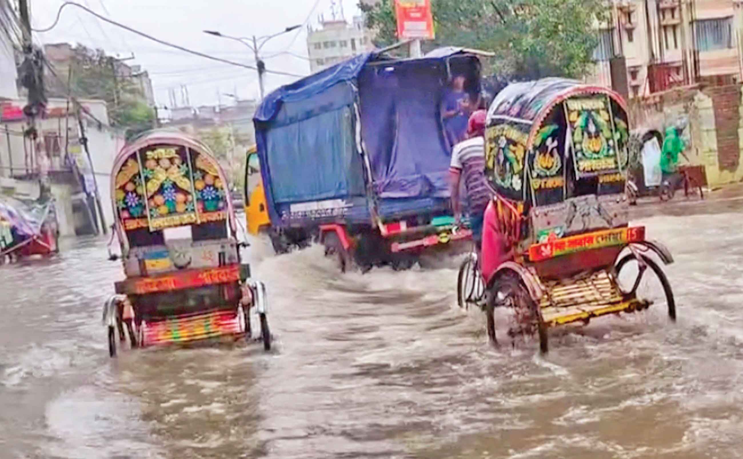 ঢাকাসহ বিভিন্ন স্থানে ভারী বর্ষণে জলাবদ্ধতায় ভোগান্তি