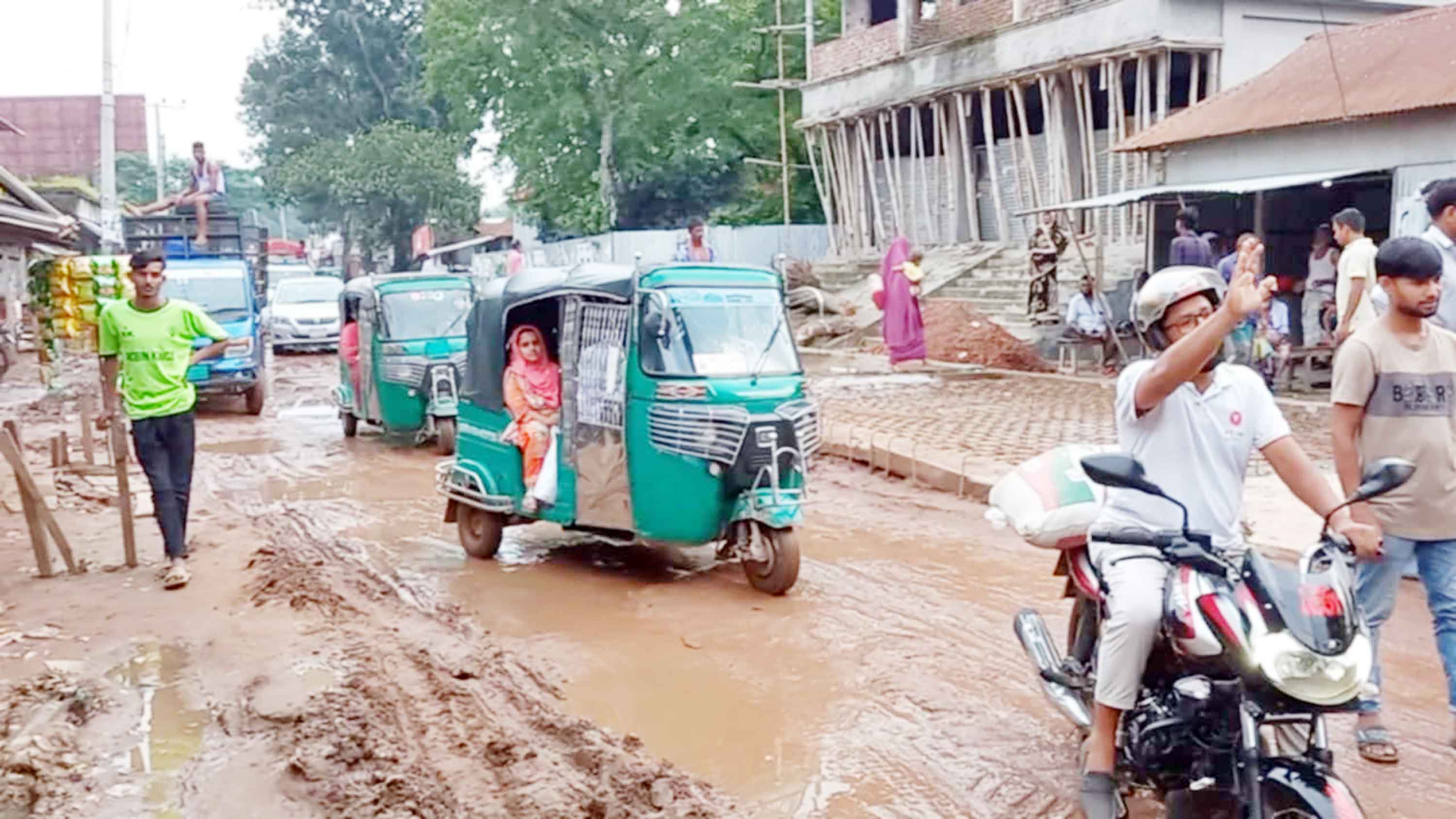 সখীপুর-সাগরদিঘী সড়কে বড় বড় খানাখন্দ, যান চলাচলে দুর্ভোগ