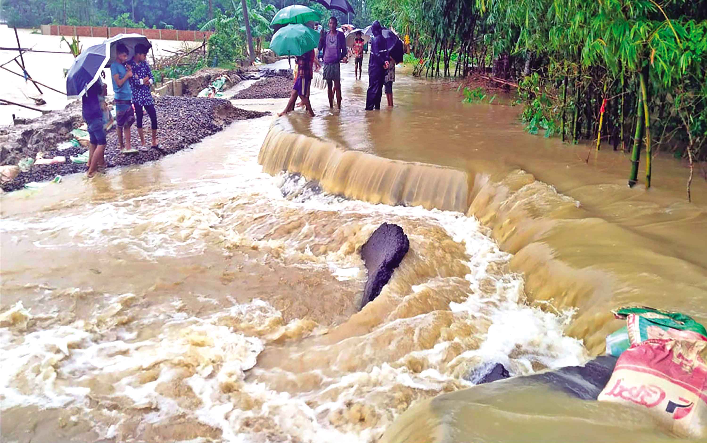 ফের চোখ রাঙাচ্ছে বন্যা বাড়ছে নদ-নদীর পানি