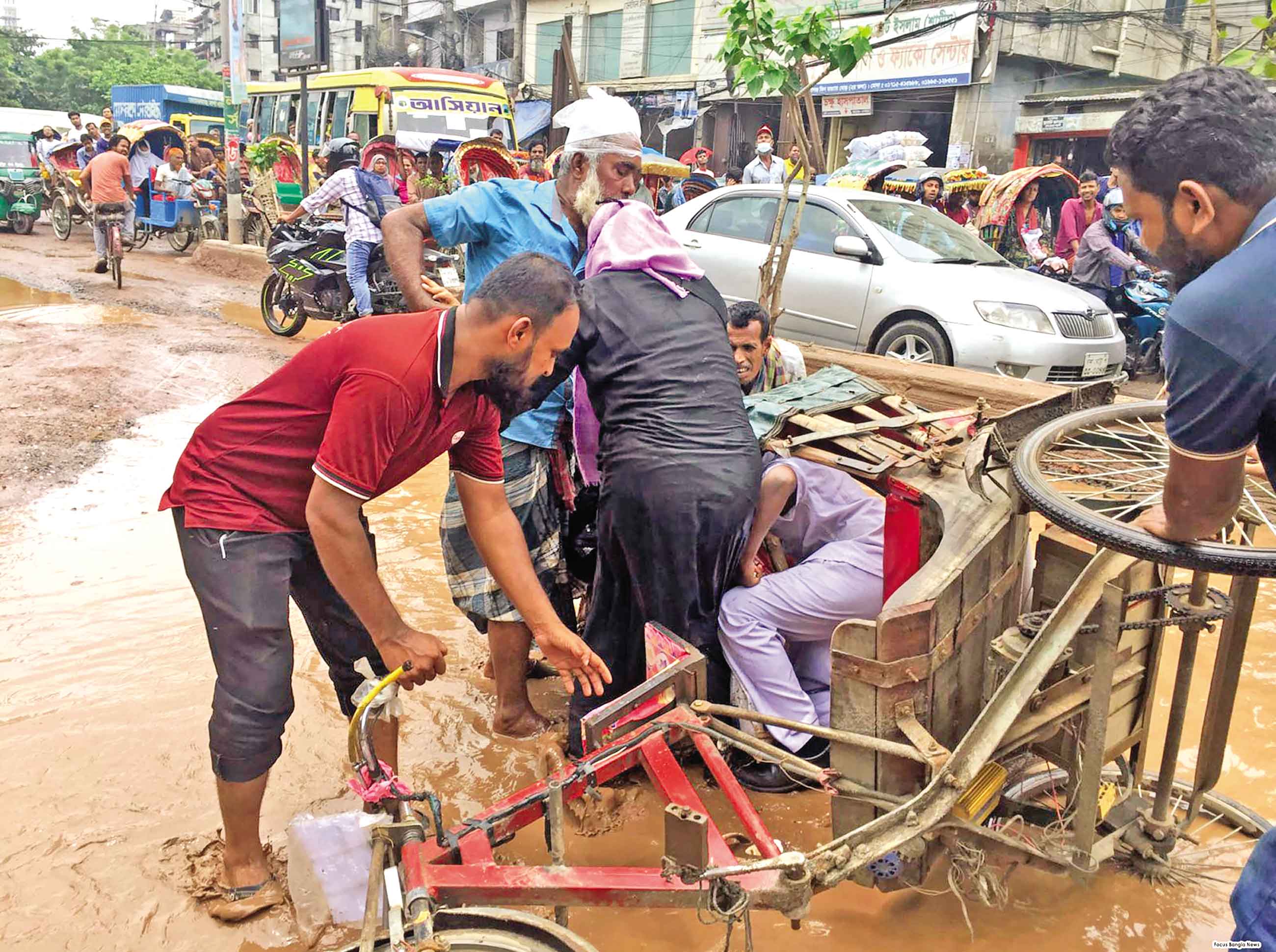টানা বৃষ্টিতে কর্মচাঞ্চল্যে ভাটা