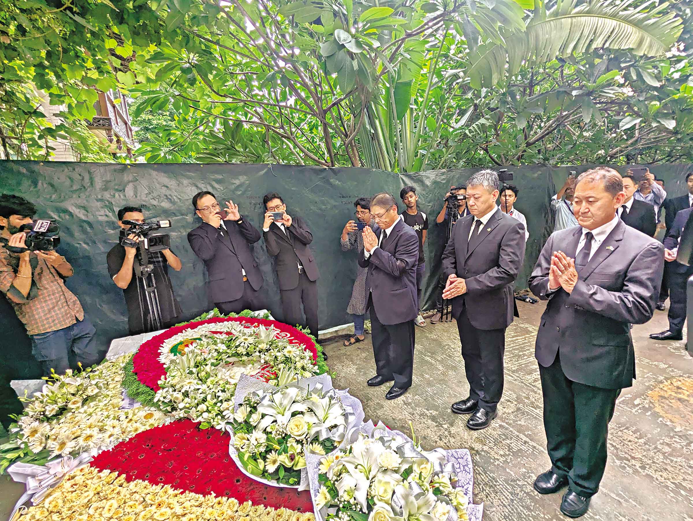 হোলি আর্টিজান দিবসে ফুল দিয়ে নিহতদের স্মরণ