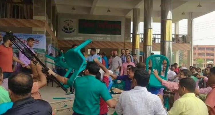 বরিশাল বিশ্ববিদ্যালয়ে কর্মকর্তাদের দুই গ্রুপে সংঘর্ষ, আহত ১০