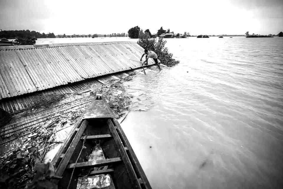 আসামে ব্যাপক বন্যা :পানিবন্দি ছয় লক্ষাধিক মানুষ