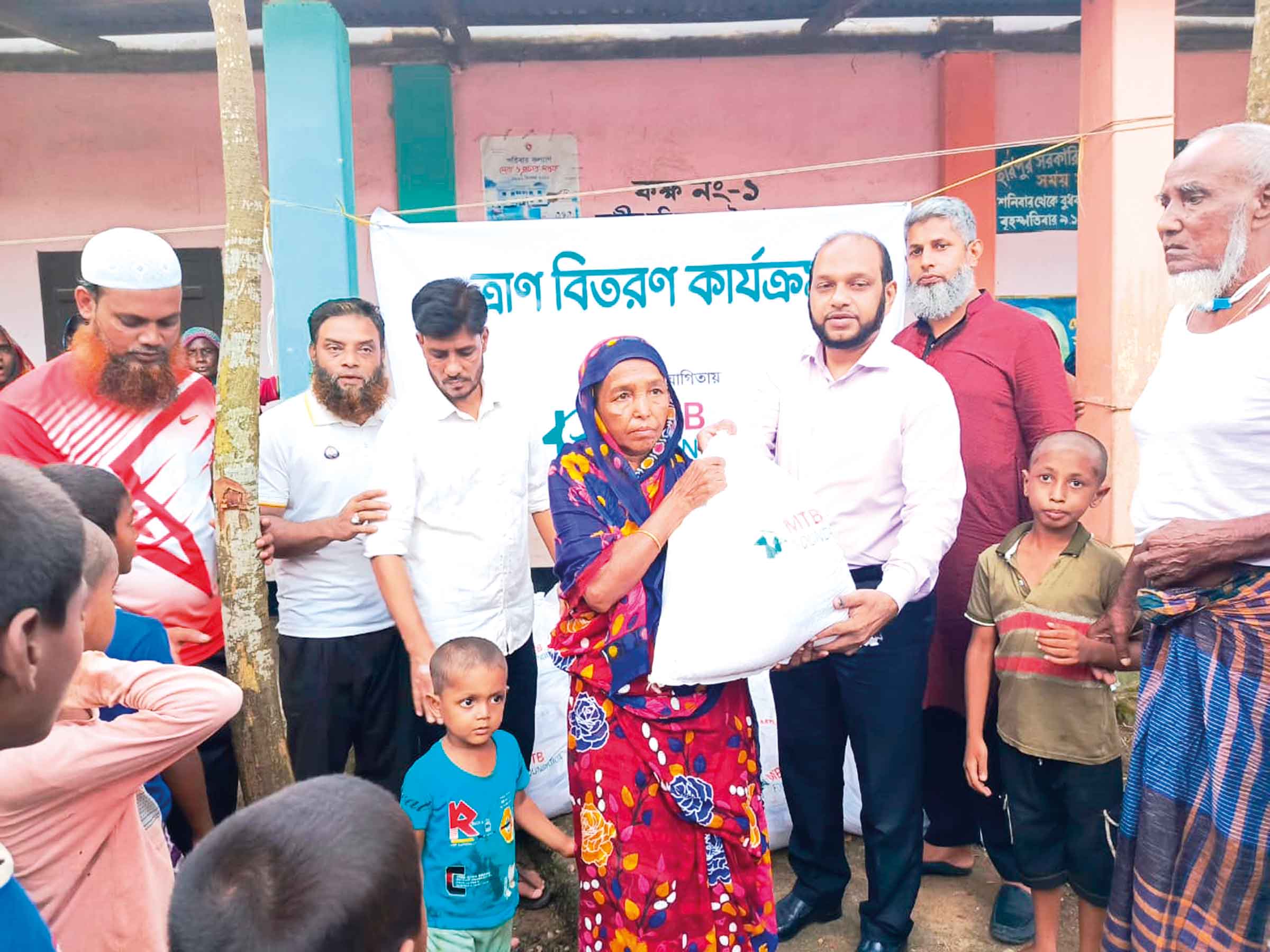 সিলেটে বন্যাদুর্গতদের মধ্যে এমটিবি ফাউন্ডেশনের ত্রাণ বিতরণ