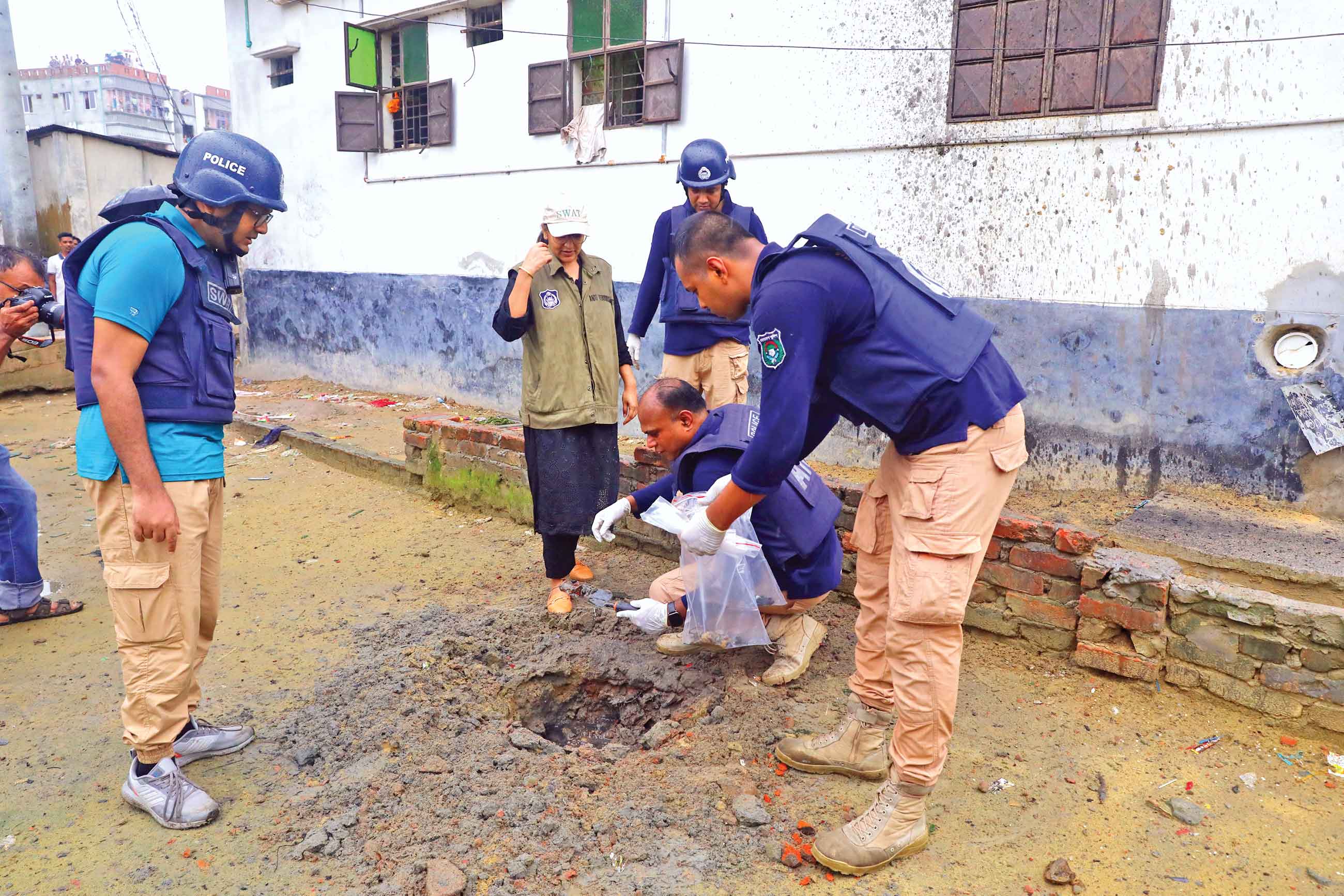 রূপগঞ্জে 'জঙ্গি আস্তানা' সন্দেহে অভিযান