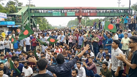 ঢাকা-আরিচা মহাসড়ক অবরোধ করে জাবি শিক্ষার্থীরা