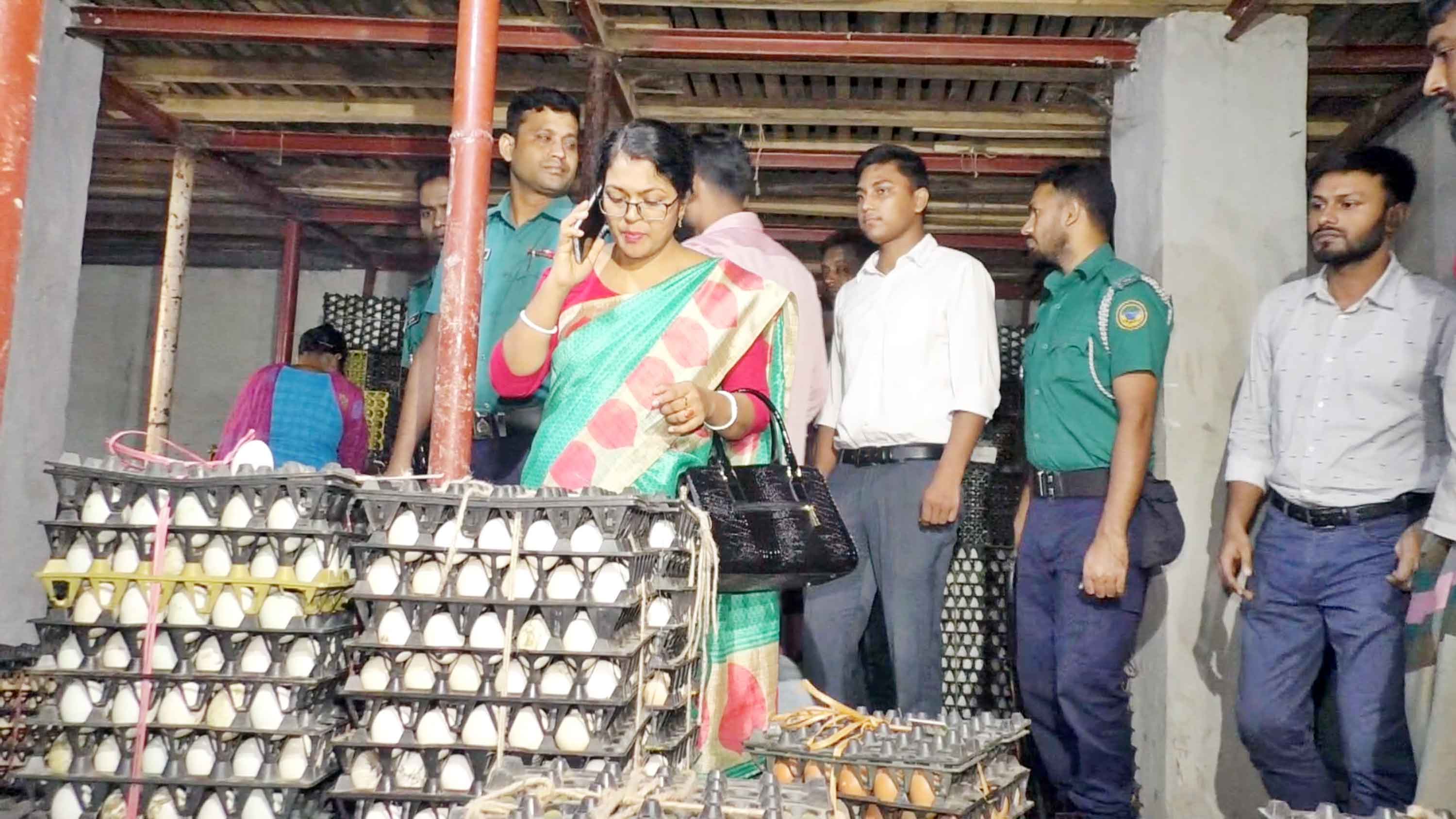 বরিশালে কোল্ড স্টোরেজে আড়াই লাখ ডিম, ভোক্তার অভিযান