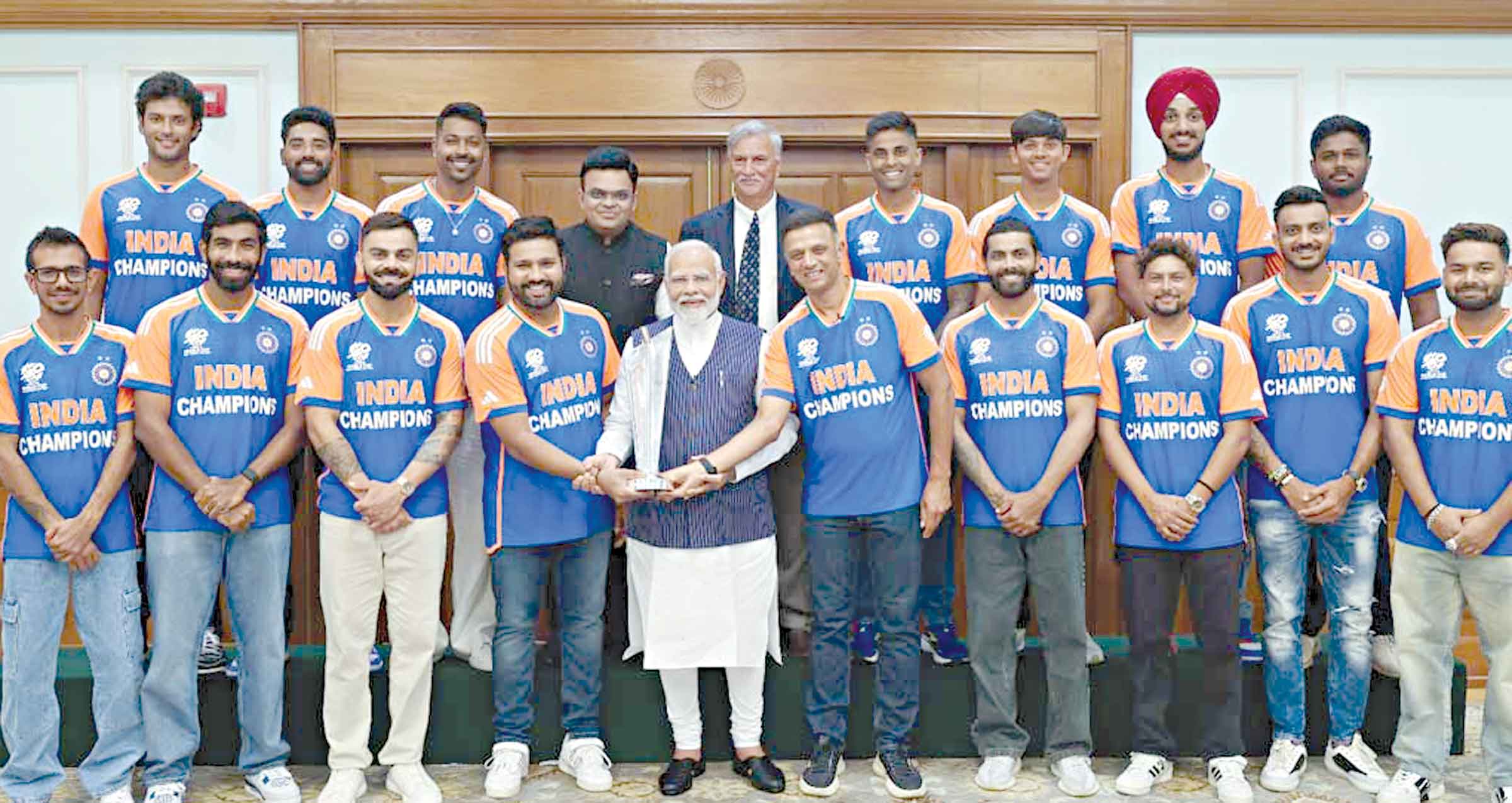বিশ্বকাপ ট্রফি নিয়ে দেশে ফিরে প্রধানমন্ত্রীর সংবর্ধনা পেল ভারত