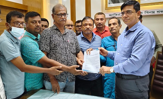ফরিদপুর মেডিকেলে ফটো সাংবাদিককে আটক, পরিচালককে প্রত্যাহারের দাবিতে স্বাস্থ্যমন্ত্রীকে স্মারকলিপি