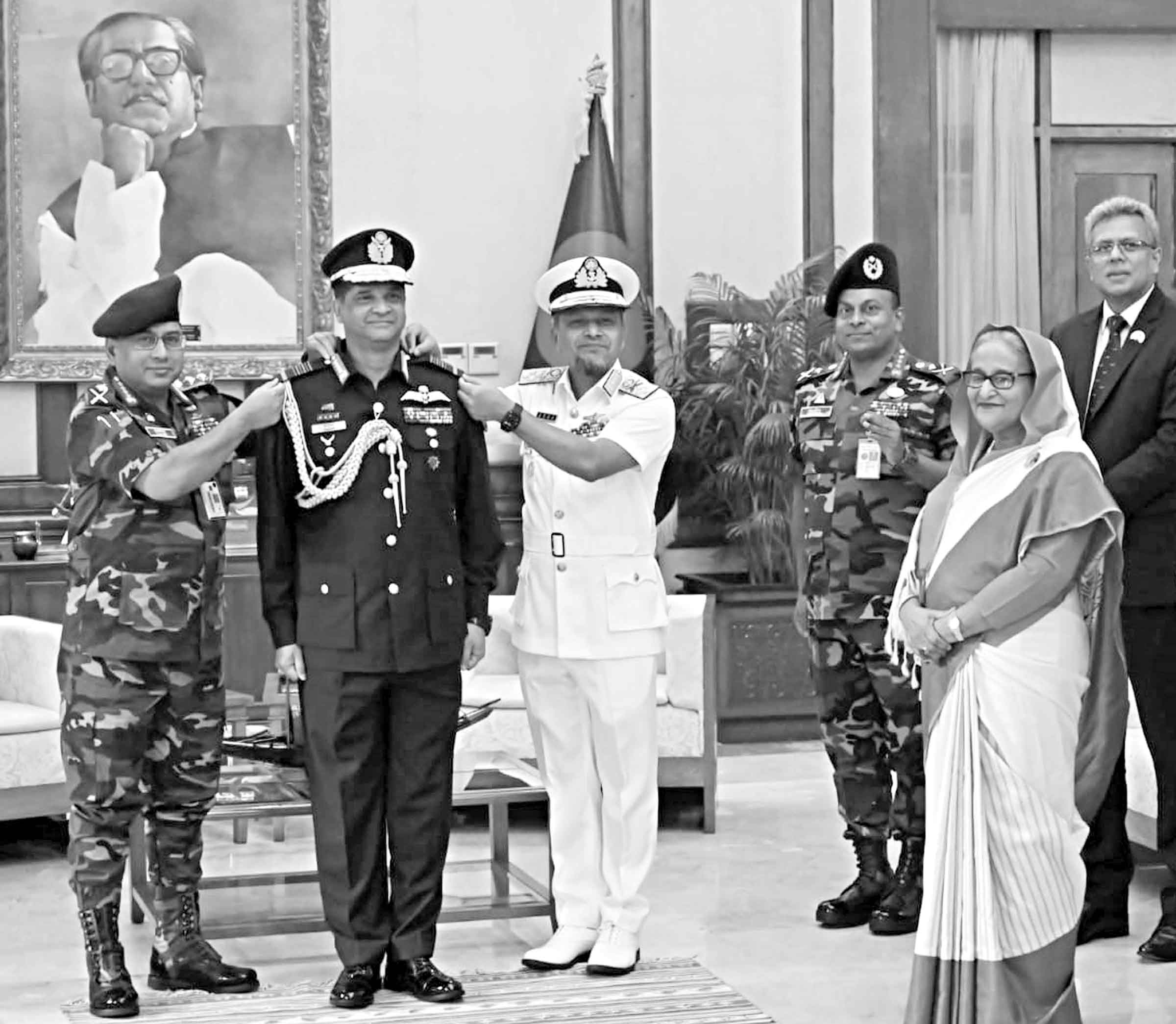 বিমান বাহিনী প্রধানের এয়ার চিফ মার্শালর্ যাংক পরিধান