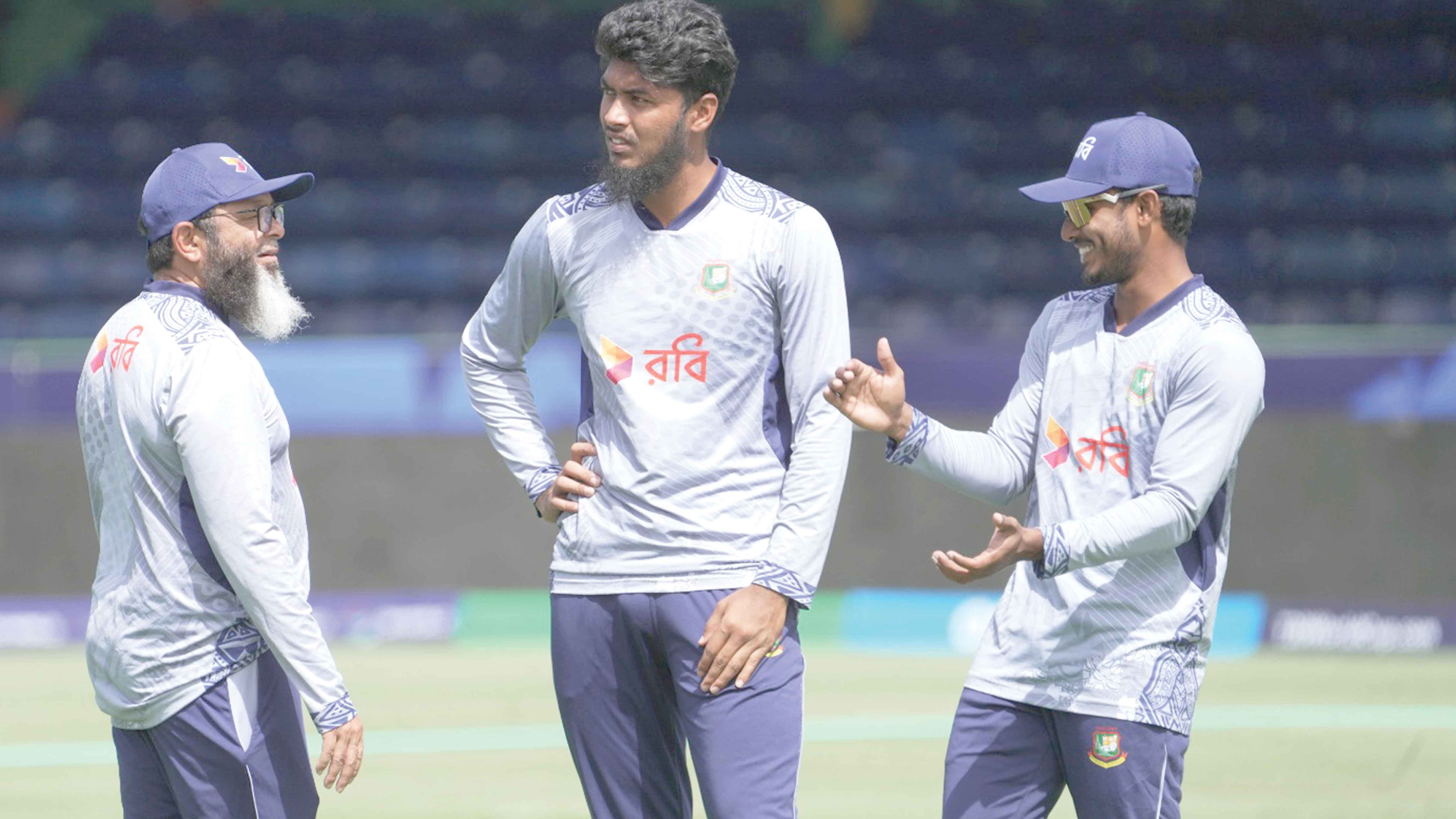 মুশতাক আহমেদকে ধরে রাখতে ব্যর্থ বিসিবি!