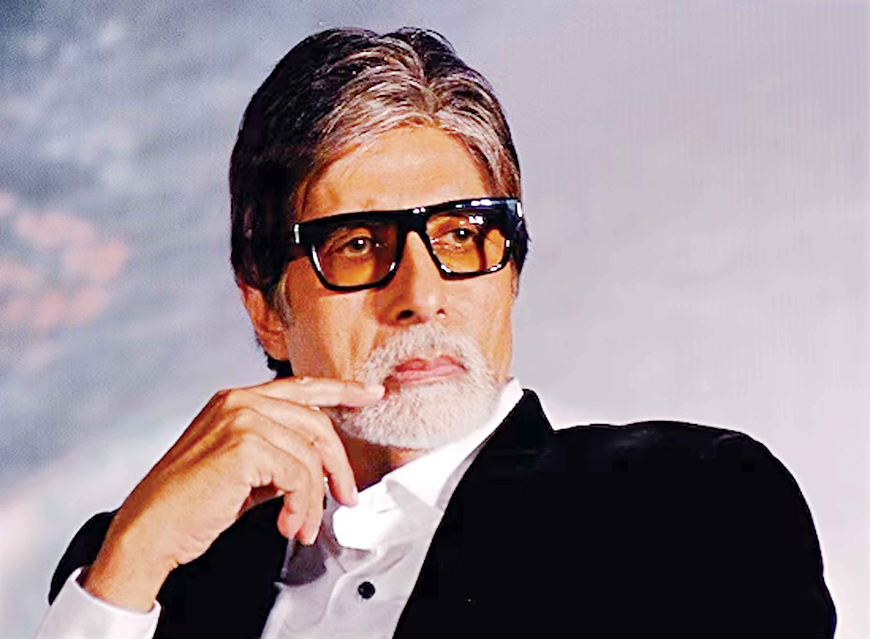 উপহার ছুড়ে বিতর্কে অমিতাভ