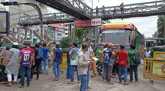 সায়েন্সল্যাবে শিক্ষার্থীদের অবরোধ, যান চলাচল বন্ধ