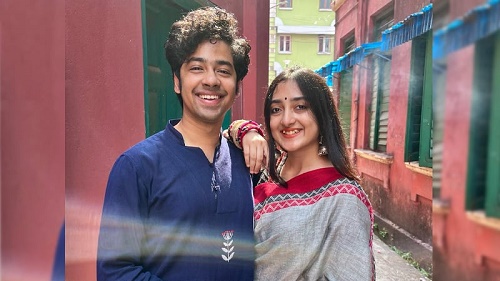 এক চুমুতেই ভাইরাল ঋদ্ধি সেন ও সুরঙ্গনা
