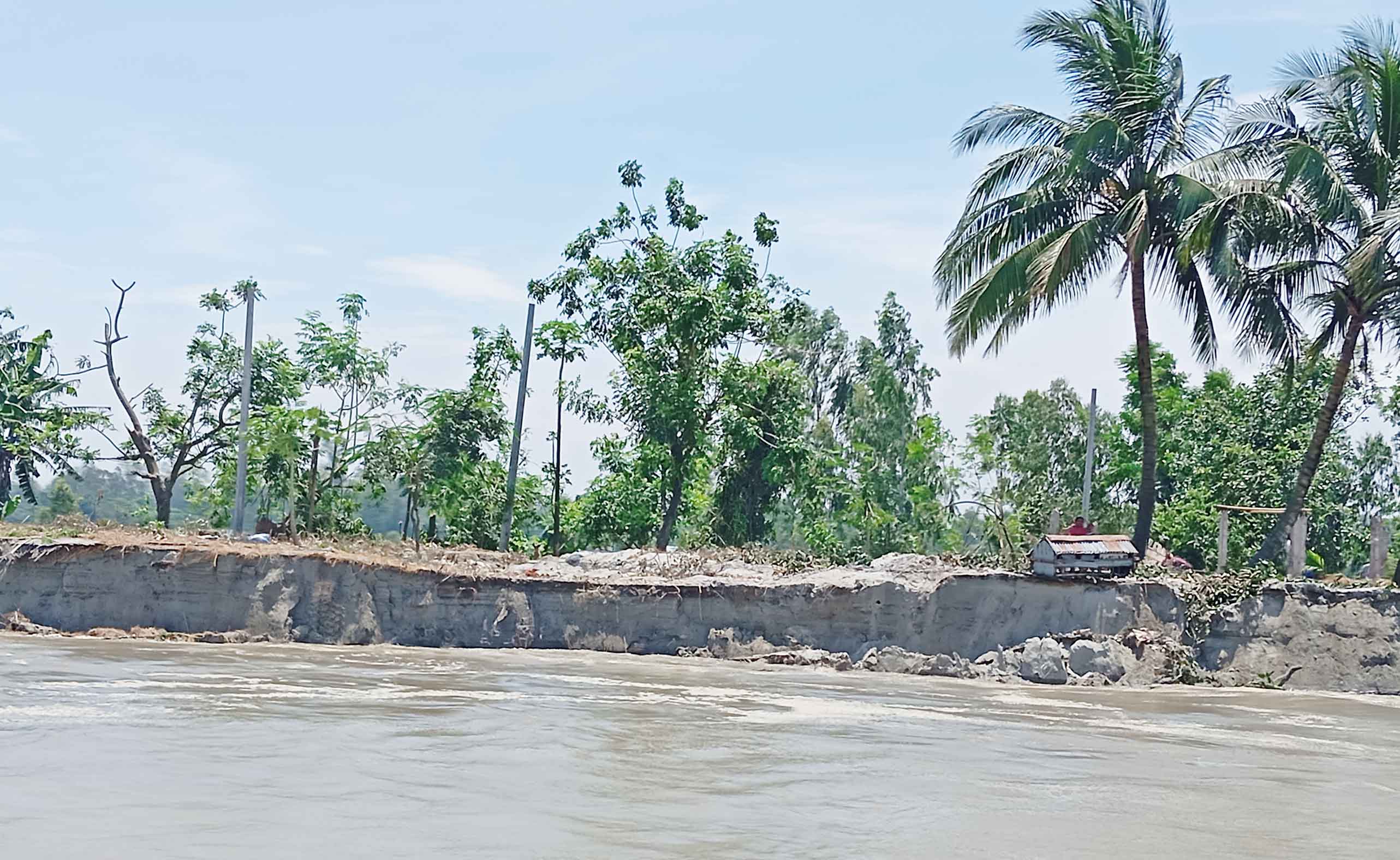 ব্রহ্মপুত্র নদে কমছে পানি, বাড়ছে ভাঙন