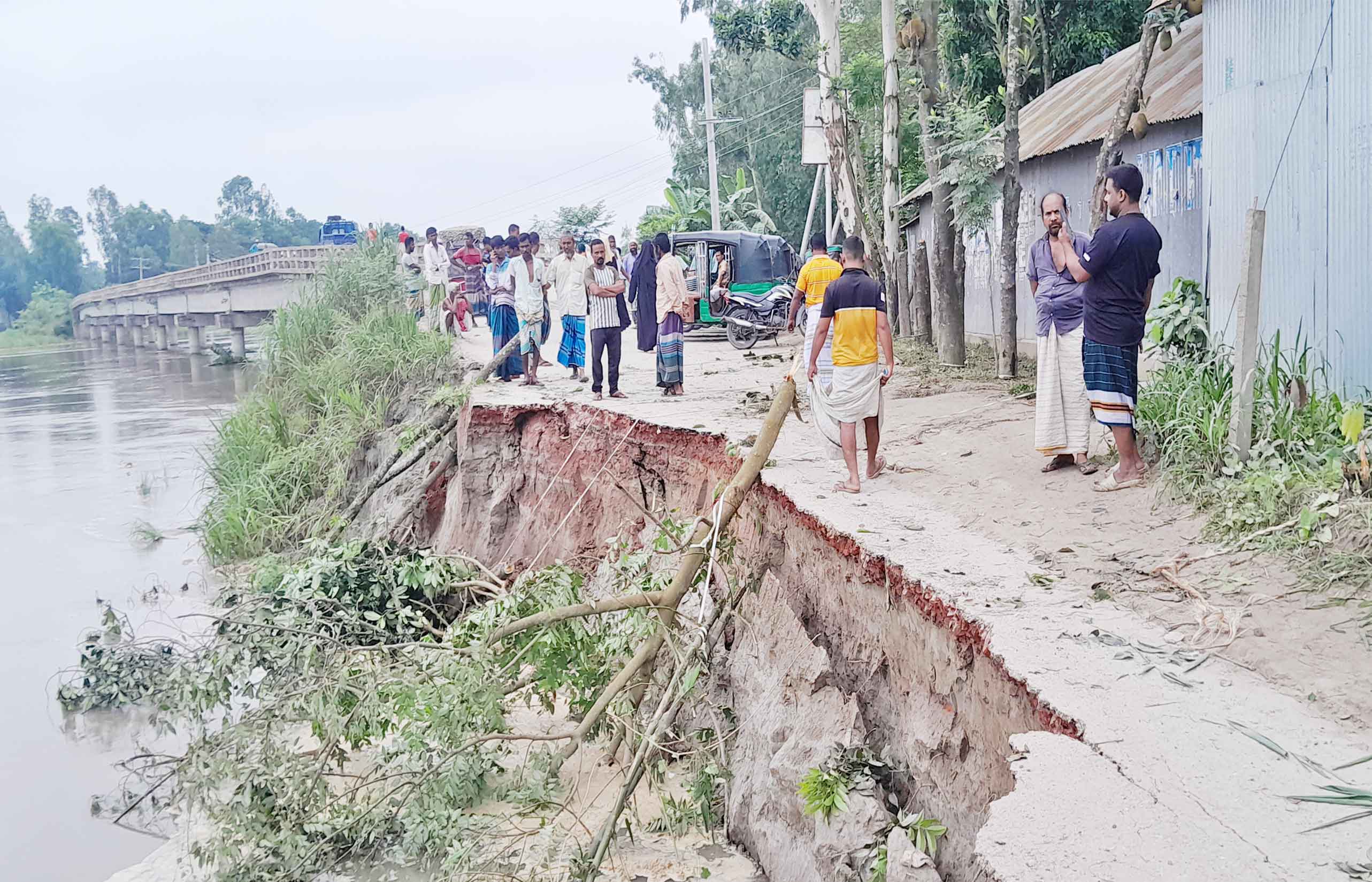 টাঙ্গাইলে সড়ক ভেঙে লক্ষাধিক মানুষের যোগাযোগ বিচ্ছিন্ন