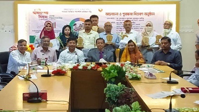 রাজশাহীতে পরিবার পরিকল্পনার শ্রেষ্ঠকর্মীদের পুরস্কার প্রদান 