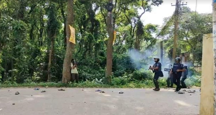 কুমিল্লা বিশ্ববিদ্যালয়ে শিক্ষার্থীদের সঙ্গে পুলিশের সংঘর্ষ, আহত ১৫