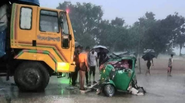 বগুড়ায় ট্রাকচাপায় একই পরিবারের তিনজনসহ নিহত ৪