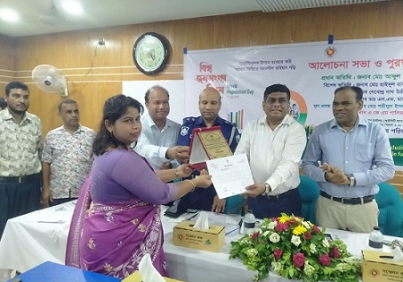চাঁপাইনবাবগঞ্জে বিশ্ব জনসংখ্যা দিবস পালিত আট ক্যাটাগরিতে শ্রেষ্ঠদের মধ্যে পুরস্কার বিতরণ
