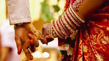 কিস্তির টাকা পেয়ে স্বামীকে ছেড়ে প্রেমিকের সঙ্গে পালালেন ১১ গৃহবধূ