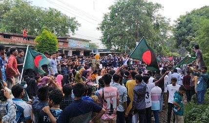 রাবি শিক্ষার্থীদের রাজশাহী-ঢাকা রেল সড়ক অবরোধ 