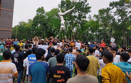 কোটা বৈষম্য ও শিক্ষার্থীদের ওপর পুলিশের হামলার প্রতিবাদে পবিপ্রবিতে বিক্ষোভ