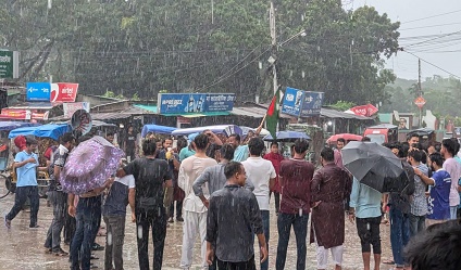 বৃষ্টিতে ভিজে শিক্ষার্থীদের ওপর হামলার প্রতিবাদে বাকৃবিতে বিক্ষোভ