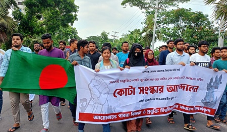 আন্দোলনরত শিক্ষার্থীদের ওপর পুলিশি হামলার প্রতিবাদে পাবিপ্রবিতে বিক্ষোভ