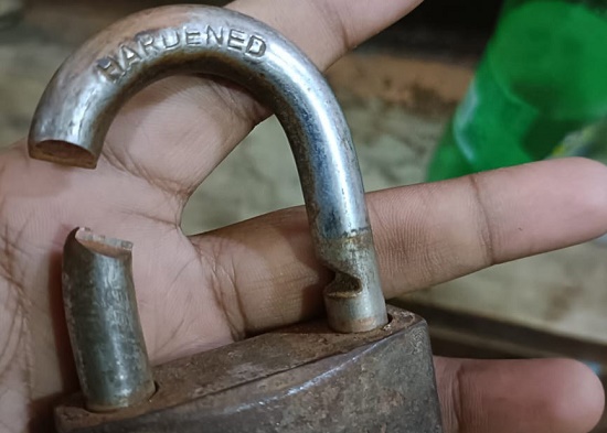 দোকানের তালা কেটে ১৪ লাখ টাকার সিগারেট চুরি