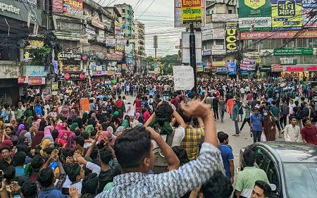 শিক্ষার্থীদের ওপর হামলার প্রতিবাদে চট্টগ্রামে বিক্ষোভ মিছিল