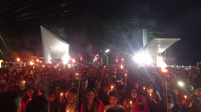 পুলিশি হামলার প্রতিবাদে শাবি শিক্ষার্থীদের মশাল মিছিল