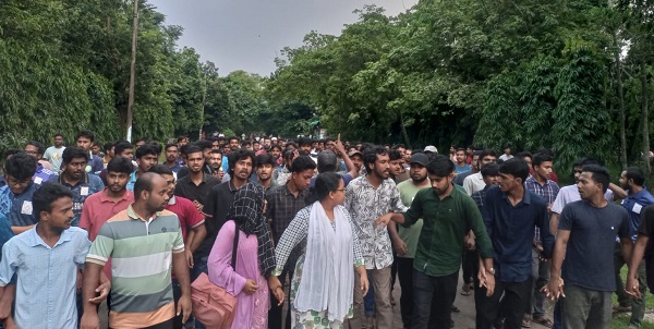 শিক্ষার্থীদের ওপর হামলার প্রতিবাদে বেরোবিতে বিক্ষোভ 