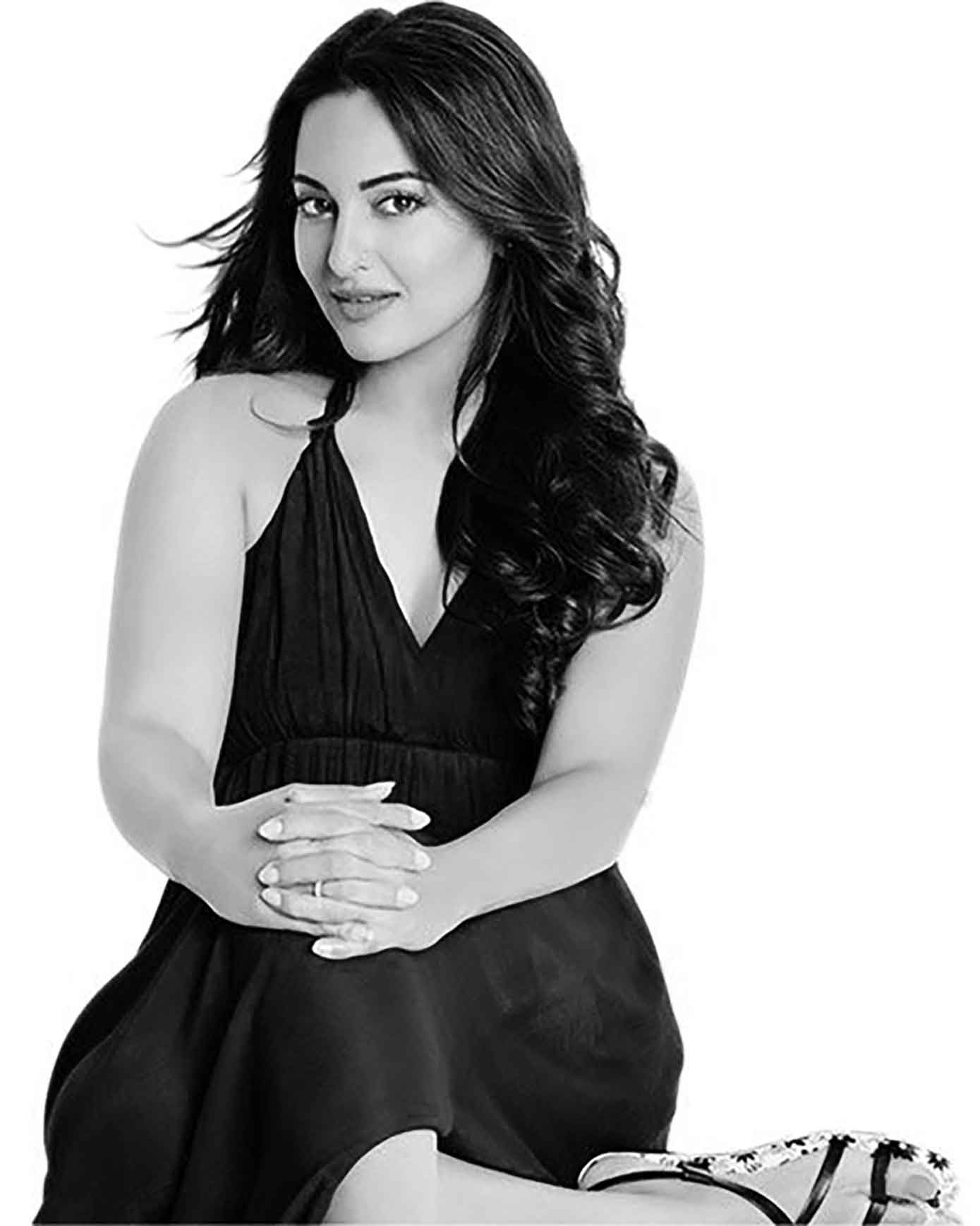 আবেগে ভাসছেন সোনাক্ষী