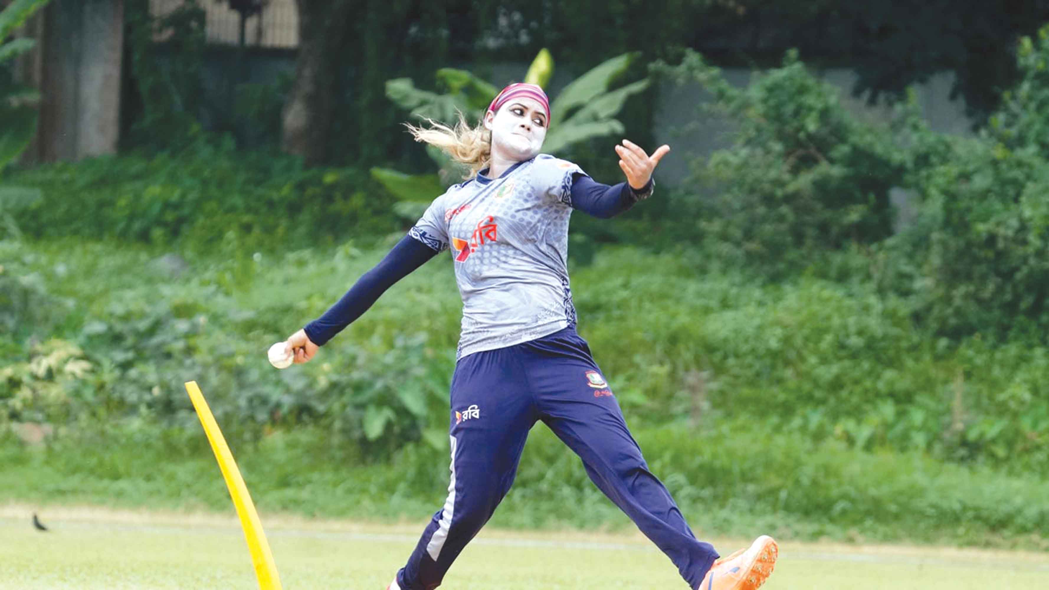 এক বছর পর জাতীয় দলে ফিরলেন পেসার জাহানারা আলম