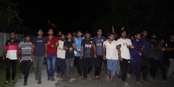 মধ্যরাতে ‘তুমি নই আমি নই রাজাকার রাজাকার’ স্লোগানে প্রকম্পিত ক্যাম্পাস