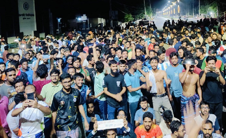 ‌‘এক দুই তিন চার, মেধাবীরা রাজাকার’ স্লোগানে উত্তাল রাবি ক্যাম্পাস