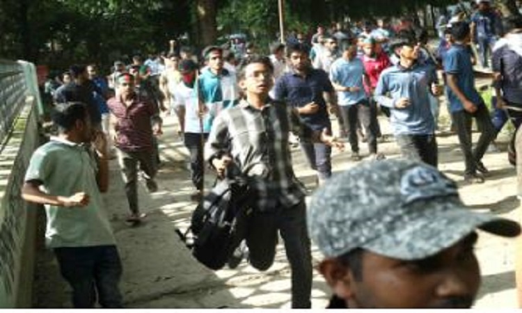 চলছে ধাওয়া-পাল্টা ধাওয়া, ঢাবি ক্যাম্পাস থমথমে