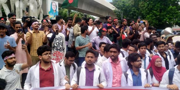 আন্দোলনকারীদের হটিয়ে রাজু ভাস্কর্য ছাত্রলীগের দখলে