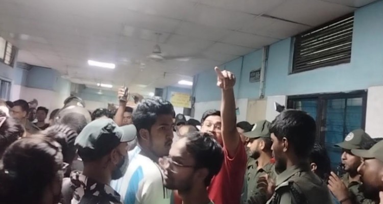 ঢাকা মেডিকেলে আন্দোলনকারীদের খুঁজছে ছাত্রলীগ