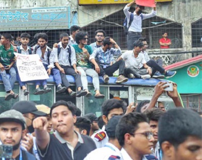 রাজধানীর সায়েন্সল্যাব মোড়ে কলেজ শিক্ষার্থীদের অবরোধ