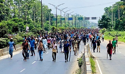ক্যাম্পাস দখলে নিয়ে জাবি শিক্ষার্থীদের মহড়া