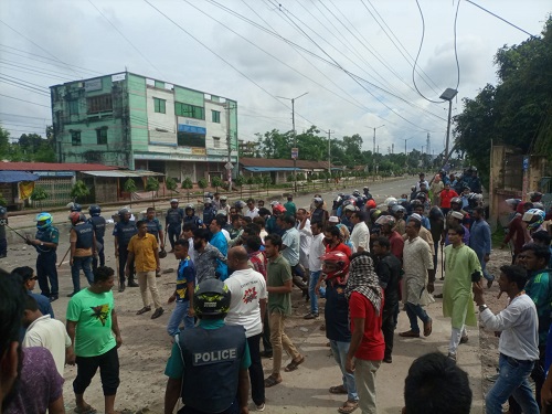 পেছনের দেয়াল টপকে পালাল ছাত্রলীগ-যুবলীগ নেতাকর্মীরা 