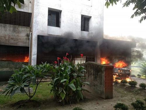 ছাত্রলীগ সভাপতির ব্যক্তিগত গাড়ি পুড়িয়ে দিল বিক্ষুব্ধরা