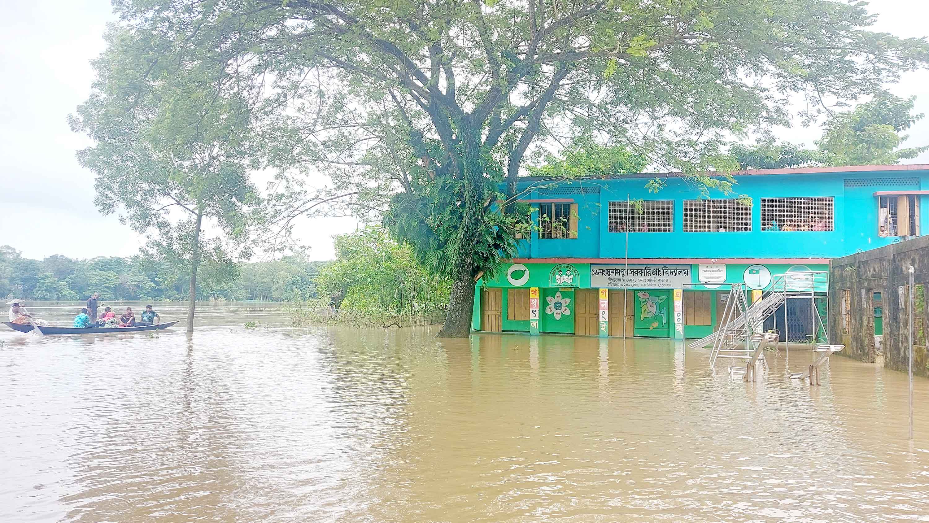 কুশিয়ারায় ধীরগতিতে কমছে পানি ৩ লাখ মানুষের উৎকণ্ঠা