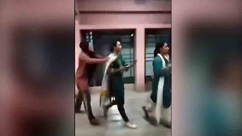 ছাত্রলীগ সভাপতি -সাধারণ সম্পাদককে বের করে দেয় শিক্ষার্থীরা