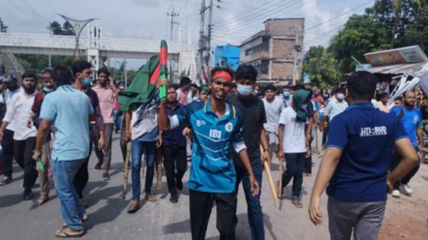 রাবিতে হল বন্ধের ঘোষণার প্রতিবাদে  শিক্ষার্থীদের বিক্ষোভ 