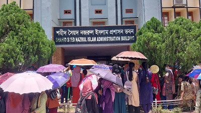 রাজশাহী বিশ্ববিদ্যালয়ে হল না ছাড়তে মাইকিং, প্রশাসন ভবন ঘেরাও