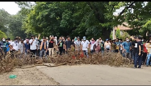 জাবিতে মুখোমুখি পুলিশ-শিক্ষার্থীরা : অবরুদ্ধ উপাচার্য